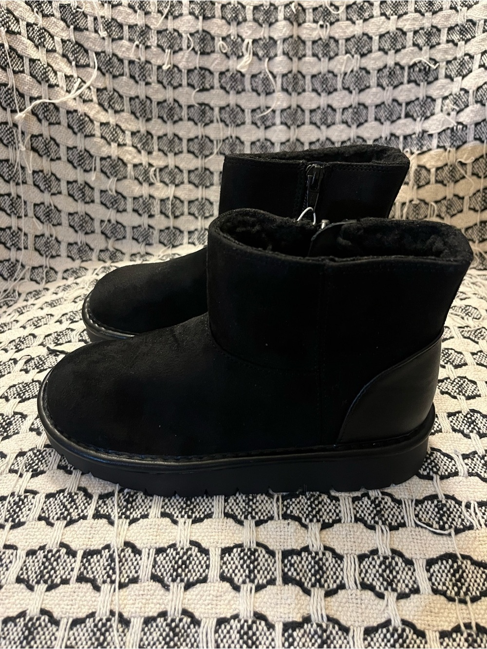 Cat & Jack Black Kids Ankle Boots with Plush Lining - Picture 3 of 7